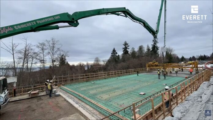 Personal y maquinaria trabajando en las obras del Puente Edgewater de Mukilteo — Imagen: Ciudad de Everett