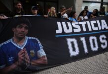 Argentina inicia nuevo juicio por la muerte de Diego Armando Maradona Fanáticos de Maradona se concentran frente al juzgado el primer día del juicio contra su equipo médico por presunto homicidio por negligencia en San Isidro, Argentina, el martes 14 de abril de 2026. (Foto AP/Rodrigo Abd)