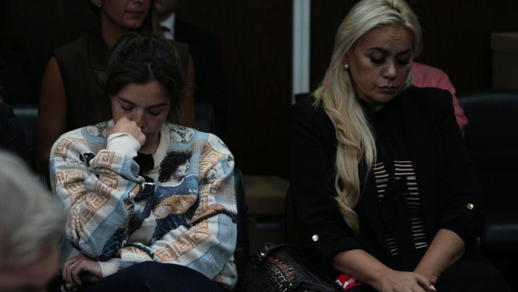 Dalma Maradona, a la izquierda, hija del fallecido Diego Maradona, y Verónica Ojeda, excompañera sentimental del exfutbolista, asisten a la primera jornada del juicio contra su equipo médico por presunto homicidio por negligencia en San Isidro, Argentina, el martes 14 de abril de 2026. (Foto AP/Rodrigo Abd)