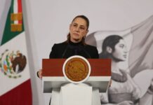 La presidenta de México exige investigar la muerte de 15 mexicanos bajo custodia de ICE La presidenta Claudia Sheinbaum en su conferencia de prensa matutina en Palacio Nacional, en febrero de 2026. (Foto AP/Ginnette Riquelme, Archivo)