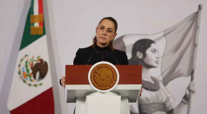 La presidenta de México exige investigar la muerte de 15 mexicanos bajo custodia de ICE La presidenta Claudia Sheinbaum en su conferencia de prensa matutina en Palacio Nacional, en febrero de 2026. (Foto AP/Ginnette Riquelme, Archivo)