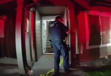 Hombre muere en tiroteo en Puyallup tras recibir múltiples disparos Momento en el que un agente de condado de Pierce acordona la vivienda donde ocurrió el tiroteo — Imagen: Oficina del Sheriff del Condado de Pierce