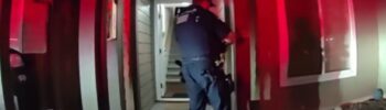 Momento en el que un agente de condado de Pierce acordona la vivienda donde ocurrió el tiroteo — Imagen: Oficina del Sheriff del Condado de Pierce
