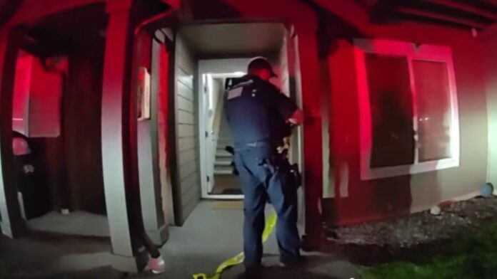 Agente de condado de Pierce Momento en el que un agente de condado de Pierce acordona la vivienda donde ocurrió el tiroteo — Imagen: Oficina del Sheriff del Condado de Pierce