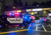 Investigación apunta a celos como causa de apuñalamiento fatal en Kent Patrulla del policía de Kent, durante una investigación — Imagen: Departamento de policía de Kent