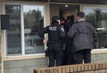 Policía de Bothell cierra varios salones de masajes por violaciones y sospechas Agentes de la policía de Bothell ingresan a un establecimiento de masajes durante un operativo.