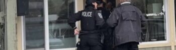 Agentes de la policía de Bothell ingresan a un establecimiento de masajes durante un operativo.
