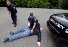 Auditoría en WA revela que la mayoría de policías no cumple con la ley de capacitación Fotografía de archivo muestra a reclutas trabajando juntos en un escenario de práctica en las instalaciones de la Comisión de Capacitación en Justicia Penal del estado de Washington, en Burien. Una auditoría reciente reveló que no se han cumplido las metas establecidas y que persiste la necesidad de un cambio más amplio en la capacitación y la cultura policial. (Foto AP/Elaine Thompson)