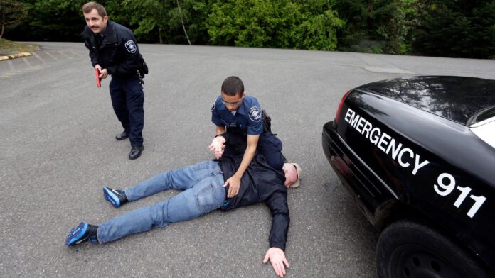 Fotografía de archivo muestra a reclutas trabajando juntos en un escenario de práctica en las instalaciones de la Comisión de Capacitación en Justicia Penal del estado de Washington, en Burien. Una auditoría reciente reveló que no se han cumplido las metas establecidas y que persiste la necesidad de un cambio más amplio en la capacitación y la cultura policial. (Foto AP/Elaine Thompson)