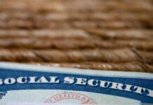 Expertos advierten que el próximo aumento del seguro social podría no ser suficiente Imagen de una tarjeta del Seguro Social. Millones de jubilados que perciben el Seguro Social recibirán un aumento por ajuste de inflación que expertos consideran insuficiente.(Foto de AP/Jenny Kane)