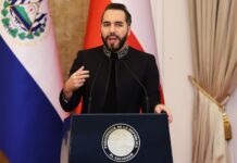 Bukele firma reformas para permitir cadena perpetua desde los 12 años El presidente de El Salvador, Nayib Bukele, durante una conferencia de prensa en el palacio presidencial en San Salvador, en enero de 2026. (Foto AP/Salvador Meléndez)