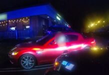 Redmond: lo reportaron y lo arrestaron antes de que pudiera manejar en estado de ebriedad Momento en que un agente detiene a un sospechoso de DUI en Redmond — Imagen: Departamento de policía de Redmond