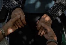 El cuidado familiar en WA alcanza un valor de 25 mil millones de dólares al año Una mujer sostiene las manos de su madre anciana. (Foto de AP/Bernat Armangue)