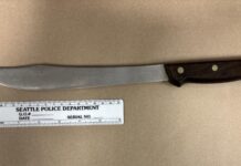Sujeto buscado por agresión es arrestado con un cuchillo en el Chinatown International District Agentes de la policía de Seattle recuperaron un cuchillo de gran tamaño durante una detención con orden judicial en el Chinatown-International District — Imagen: SPD