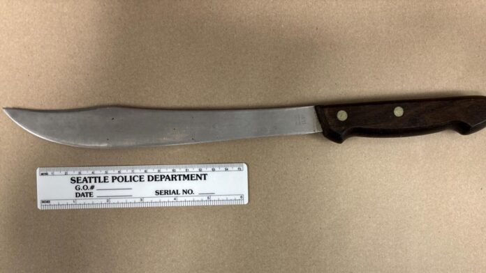 Agentes de la policía de Seattle recuperaron un cuchillo de gran tamaño durante una detención con orden judicial en el Chinatown-International District — Imagen: SPD