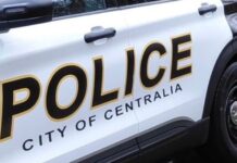 Arrestan a cuidadora por presunto robo de dinero y propiedad a una persona de 96 años Patrulla de la policía de Centralia — Imagen: Latino Herald ™