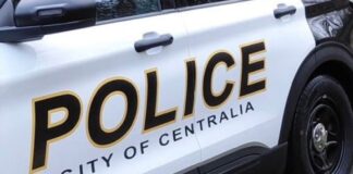 Arrestan a cuidadora por presunto robo de dinero y propiedad a una persona de 96 años Patrulla de la policía de Centralia — Imagen: Latino Herald ™