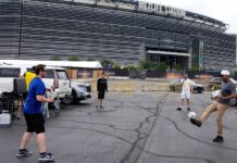 Los altos costos de transporte para el Mundial en EE. UU. Aficionados juegan con un balón en las afueras del MetLife Stadium, previo al partido de fútbol de la final del Mundial de Clubes entre el Chelsea y el PSG, en East Rutherford, Nueva Jersey, en julio de 2025. (Foto AP/Pamela Smith, Archivo)