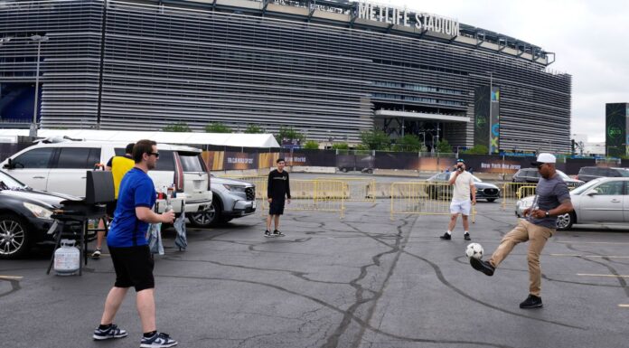 Los altos costos de transporte para el Mundial en EE. UU. Aficionados juegan con un balón en las afueras del MetLife Stadium, previo al partido de fútbol de la final del Mundial de Clubes entre el Chelsea y el PSG, en East Rutherford, Nueva Jersey, en julio de 2025. (Foto AP/Pamela Smith, Archivo)