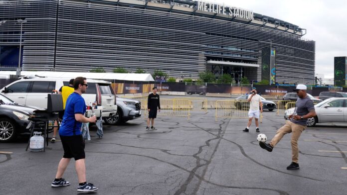 Aficionados juegan con un balón en las afueras del MetLife Stadium, previo al partido de fútbol de la final del Mundial de Clubes entre el Chelsea y el PSG, en East Rutherford, Nueva Jersey, en julio de 2025. (Foto AP/Pamela Smith, Archivo)