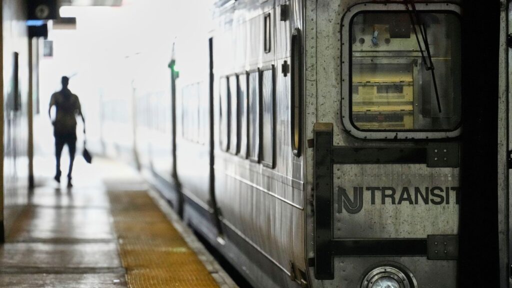 Tren de NJ Transit sale de la estación en Secaucus, Nueva Jersey, en mayo de 2025. (Foto de AP/Seth Wenig, Archivo)
