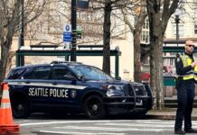 Muertes por accidentes de tráfico en Seattle aumentan y generan preocupación Oficial de la policía de Seattle dirigiendo el tráfico en el Distrito Internacional Chinatown — Imagen: Latino Herald ™