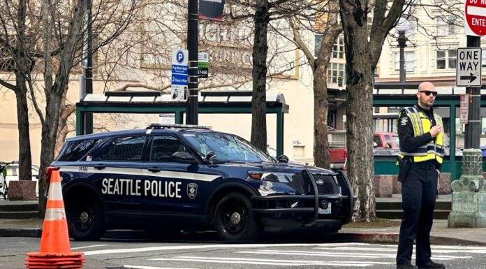 Muertes por accidentes de tráfico en Seattle aumentan y generan preocupación Oficial de la policía de Seattle dirigiendo el tráfico en el Distrito Internacional Chinatown — Imagen: Latino Herald ™