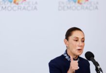 Sheinbaum exige explicaciones sobre agentes de EE.UU. muertos en México La presidenta mexicana Claudia Sheinbaum se dirige a los medios de comunicación en la cumbre "Encuentro en Defensa de la Democracia" celebrada en Barcelona, España, el sábado 18 de abrilde 2026. (AP Foto/Joan Monfort)