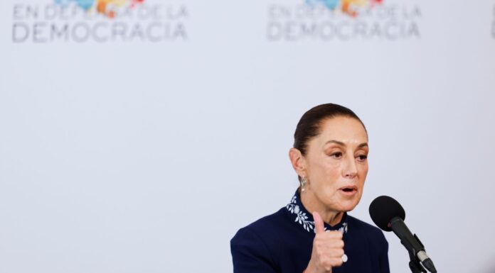 Sheinbaum exige explicaciones sobre agentes de EE.UU. muertos en México La presidenta mexicana Claudia Sheinbaum se dirige a los medios de comunicación en la cumbre "Encuentro en Defensa de la Democracia" celebrada en Barcelona, España, el sábado 18 de abrilde 2026. (AP Foto/Joan Monfort)