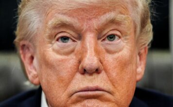 Trump propone aumentar hasta un 80% las tarifas para obtener la ciudadanía El presidente durante una conferencia de prensa en el Despacho Oval de la Casa Blanca, el sábado 18 de abril de 2026, en Washington. (Foto de AP/Julia Demaree Nikhinson)