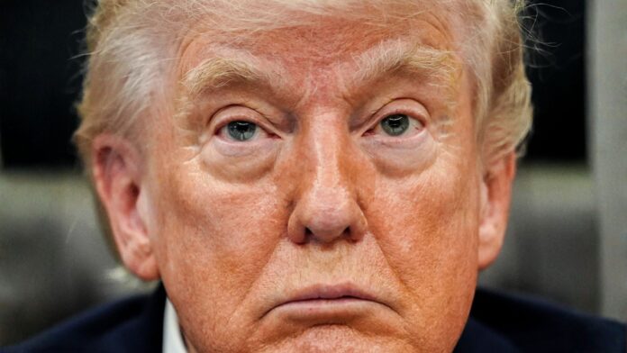 El presidente durante una conferencia de prensa en el Despacho Oval de la Casa Blanca, el sábado 18 de abril de 2026, en Washington. (Foto de AP/Julia Demaree Nikhinson)