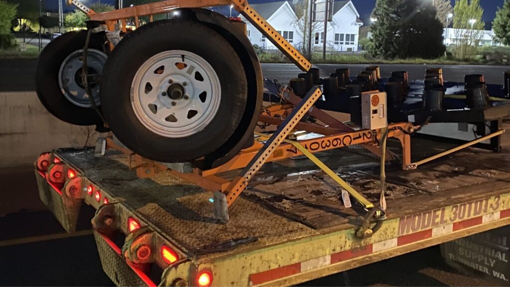 Letrero electrónico aéreo de 3,500 libras, en un tráiler para su transporte — Imagen: WSDOT 