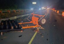 Conductor presuntamente ebrio choca en zona de obras de la autopista 5 en Fife Estado del letrero electrónico aéreo de 3,500 libras, luego de ser impactado por un vehículo