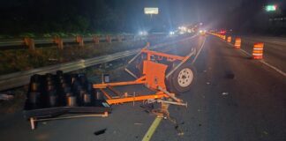 Conductor presuntamente ebrio choca en zona de obras de la autopista 5 en Fife Estado del letrero electrónico aéreo de 3,500 libras, luego de ser impactado por un vehículo