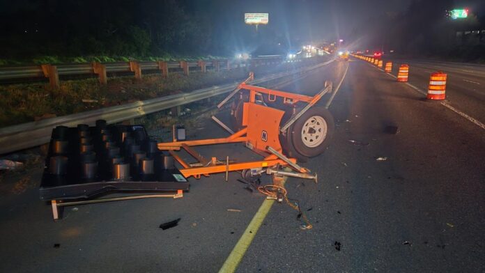 Estado del letrero electrónico aéreo de 3,500 libras, luego de ser impactado por un vehículo