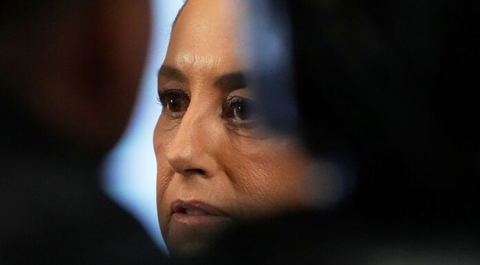 Sheinbaum solicita autorización para el ingreso de Navy SEALs a México La presidenta Claudia Sheinbaum solicita al Senado mexicano autorización para el ingreso de militares de Estados Unidos ( Navy SEALs) a territorio mexicano (Foto AP/Marco Ugarte)