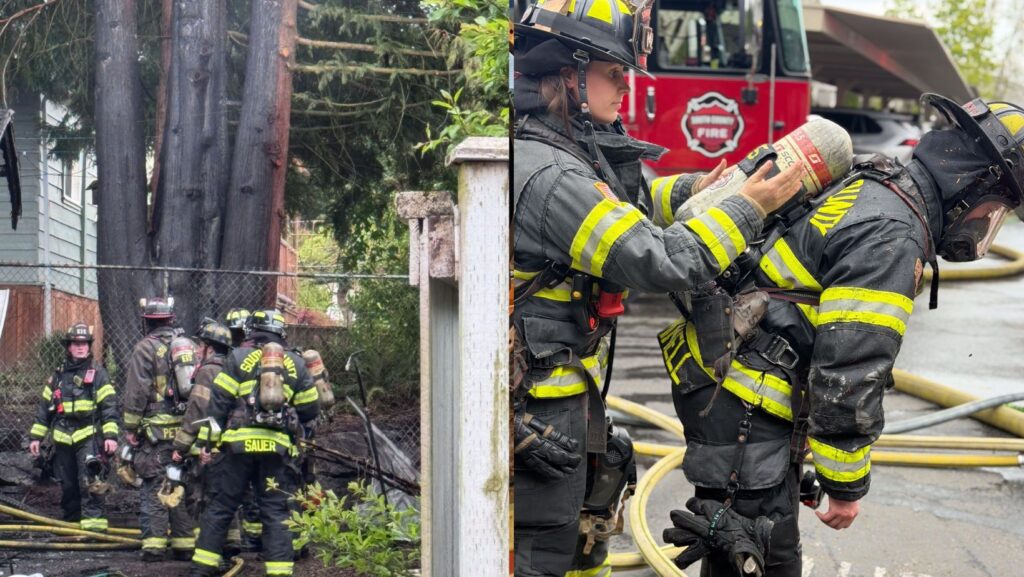 Grupo de bomberos reunidos junto a una vivienda y zona arbolada mientras combaten un incendio; en otra escena, un bombero ayuda a quitarse el equipo a un compañero visiblemente agotado frente a un camión de bomberos.