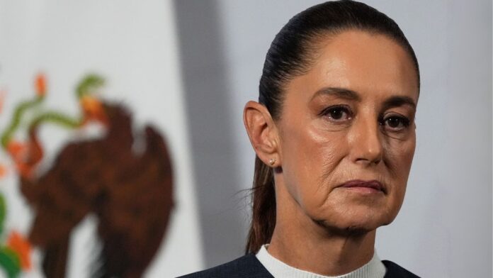 La presidenta de México, Claudia Sheinbaum, ofrece su conferencia matutina en Palacio Nacional, en Ciudad de México.(Foto AP/Marco Ugarte)