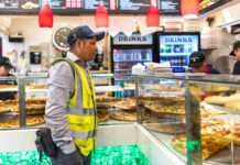 Las cifras demuestran que los inmigrantes pagan más impuestos Sergio Solano, inmigrante mexicano, espera su cena en una pizzería tras terminar su jornada laboral en Nueva York. Foto de AP/Eduardo Muñoz Álvarez)