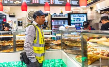 Las cifras demuestran que los inmigrantes pagan más impuestos Sergio Solano, inmigrante mexicano, espera su cena en una pizzería tras terminar su jornada laboral en Nueva York. Foto de AP/Eduardo Muñoz Álvarez)