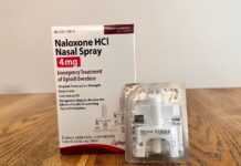 Autoridades advierten sobre una sustancia ligada al fentanilo que es resistente al Narcan Naloxone spray nasal es la presentación genérica del medicamento Narcan. El Narcan se usa para tratar las sobre dosis — Imagen: Latino Herald ™