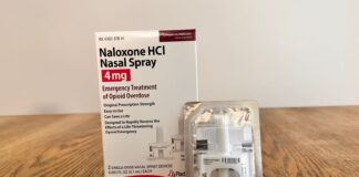 Autoridades advierten sobre una sustancia ligada al fentanilo que es resistente al Narcan Naloxone spray nasal es la presentación genérica del medicamento Narcan. El Narcan se usa para tratar las sobre dosis — Imagen: Latino Herald ™