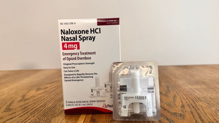 Naloxone spray nasal es la presentación genérica del medicamento Narcan. El Narcan se usa para tratar las sobre dosis — Imagen: Latino Herald ™