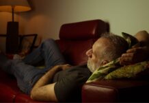 Estudio vincula las siestas frecuentes con mayor riesgo de mortalidad en adultos