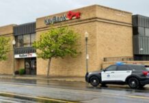 Policía arresta a presunto ladrón de banco en Kennewick tras una persecución a pie Patrulla policial afuera de una sucursal de Key Bank — Imagen: Departamento de policía de Kennewick