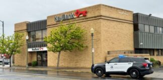Policía arresta a presunto ladrón de banco en Kennewick tras una persecución a pie Patrulla policial afuera de una sucursal de Key Bank — Imagen: Departamento de policía de Kennewick