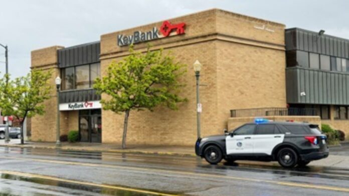 Patrulla policial afuera de una sucursal de Key Bank — Imagen: Departamento de policía de Kennewick