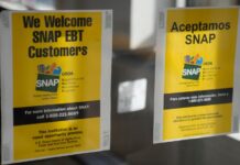 Acusan a dueño de una tienda en Tacoma por fraude a SNAP de más de 600 mil dólares En un mercado se exhibe un letrero que indica que se acepta el Programa de Asistencia Nutricional Suplementaria (SNAP). (Foto de AP/Erin Hooley)