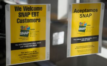 Trump revive regla de carga pública que podría negar residencia permanente a migrantes En un mercado se exhibe un letrero que indica que se acepta el Programa de Asistencia Nutricional Suplementaria (SNAP). (Foto de AP/Erin Hooley)