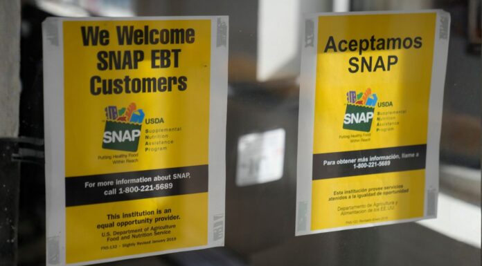 Trump revive regla de carga pública que podría negar residencia permanente a migrantes En un mercado se exhibe un letrero que indica que se acepta el Programa de Asistencia Nutricional Suplementaria (SNAP). (Foto de AP/Erin Hooley)
